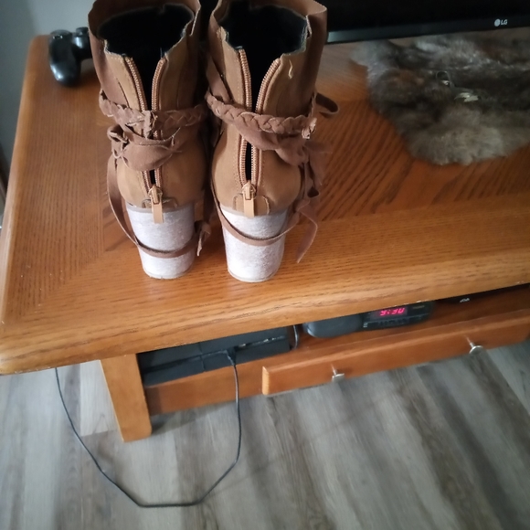 Like new Fall and Winter boots - Picture 3 of 4